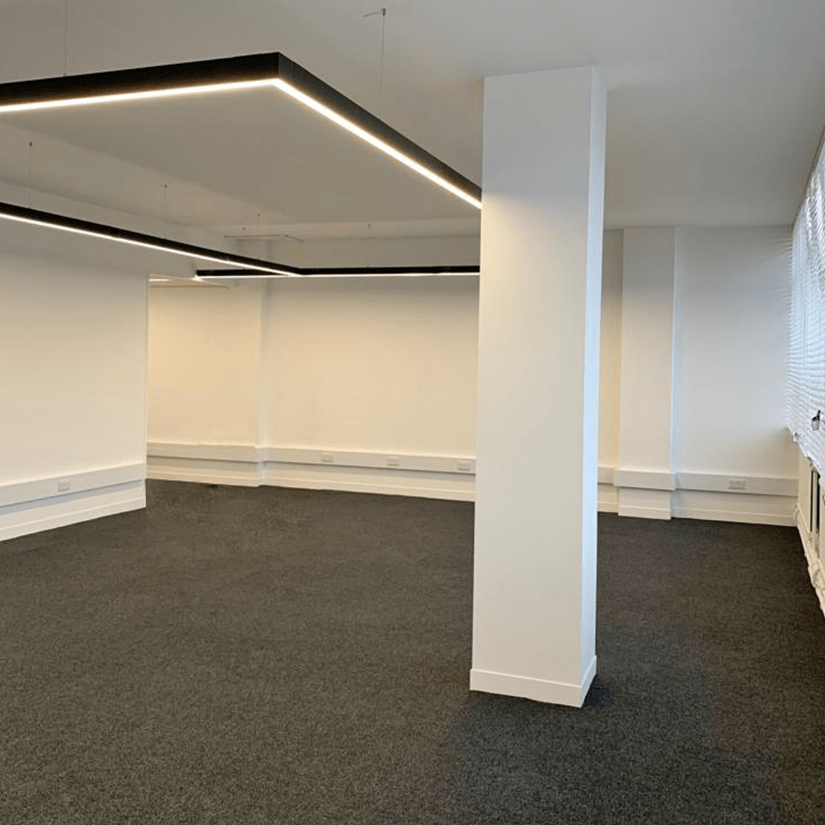 LED Linkable Linear T Shape Connector 4000K in Black image 1